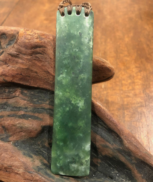 Kawakawa Pounamu Long Kuru (Drop Pendant)